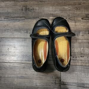Clarks Structured black leather Mary Jane shoes Size 7M